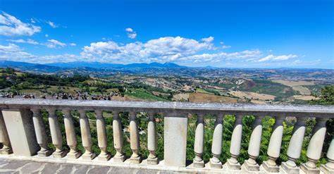 Vista panoramica di Massa con il mare e le montagne circostanti