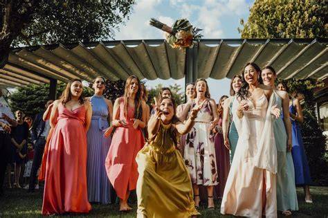 Invitate che cercano di afferrare il bouquet