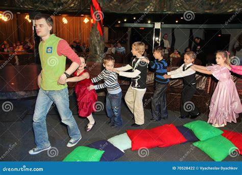 Gruppo di animatori che intrattengono i bambini a un matrimonio