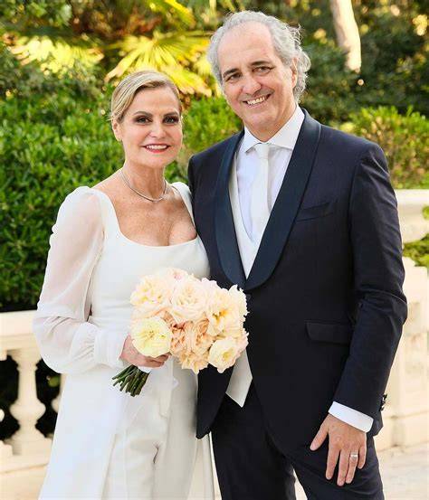 Dettaglio dell'abito da sposa di Simona Ventura