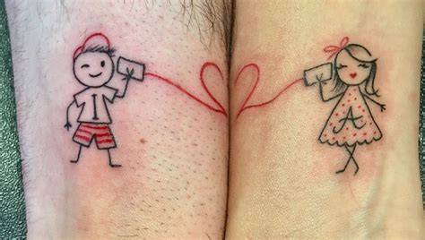 Coppia con tatuaggi coordinati