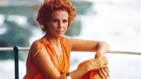 Ornella Vanoni durante un'esibizione negli anni '70