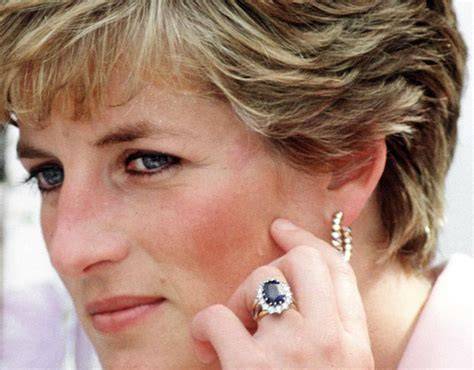 Principessa Diana Spencer con l'anello acquamarina