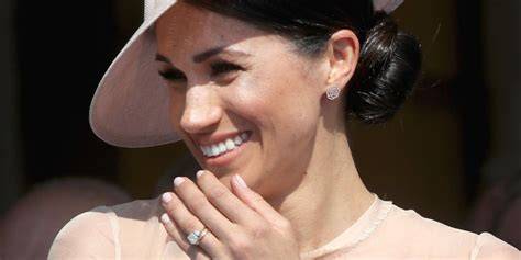 Dettaglio dell'anello acquamarina di Meghan Markle