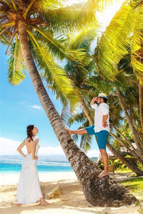 Sposi su una spiaggia tropicale con palme
