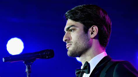 Matteo Bocelli che canta