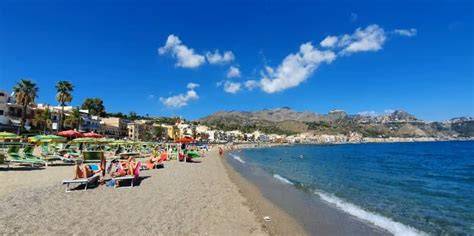 Vista panoramica di Giardini Naxos con il mare e la costa