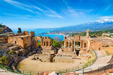 Vista del Teatro Greco di Taormina con panorama sulla costa