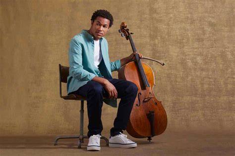 Sheku Kanneh-Mason che suona il violoncello