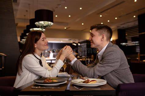 Coppia che cena in un ristorante giapponese