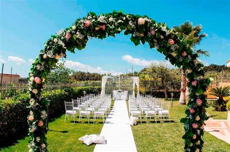 Matrimonio all'aperto in una villa