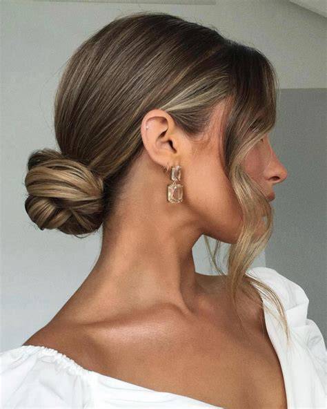 Chignon basso elegante per invitata
