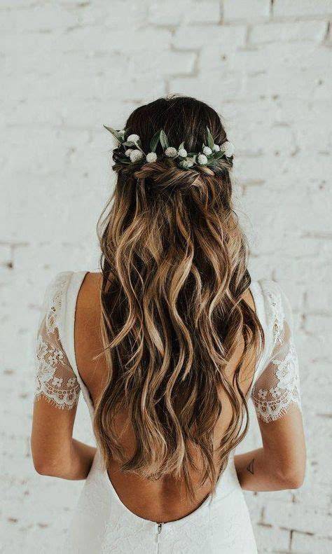 Acconciatura da sposa elegante con fiori