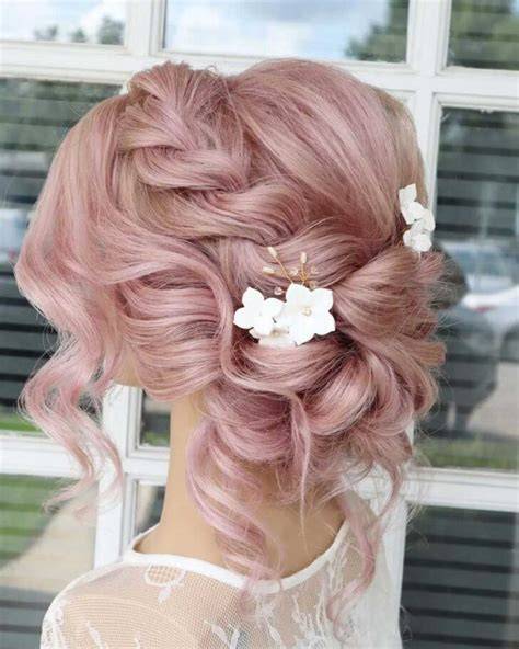 Dettaglio di un'acconciatura da sposa con fiori
