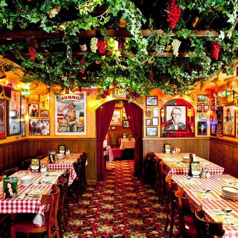 Interno di Buca di Beppo con tavoli apparecchiati per un evento