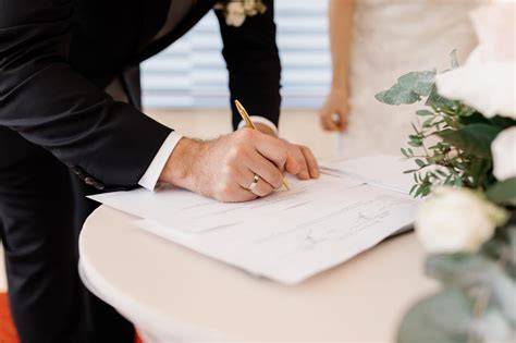 Coppia che firma i documenti del matrimonio