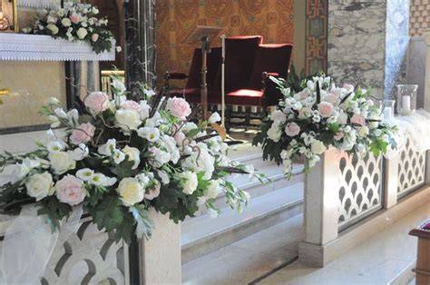 Addobbi floreali per altare di chiesa