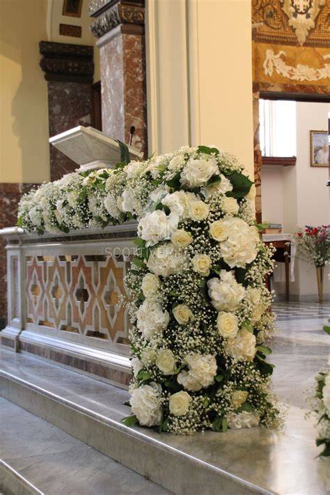 Esempio di addobbo floreale per chiesa con fiori di campo