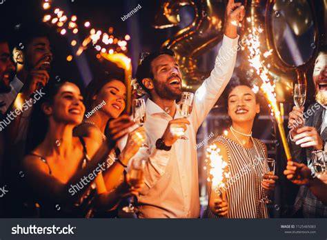 Illustrazione di un gruppo di amici che festeggiano un addio al celibato con musica e cibo