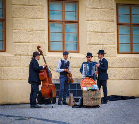 Foto di una band che suona dal vivo durante una festa