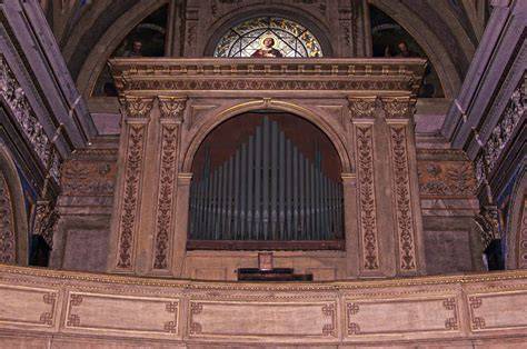 Foto di una chiesa con un organo