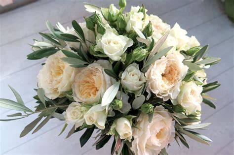 Bouquet da sposa con foglie verdi e fiori autunnali