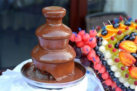 Fontana di cioccolato con frutta