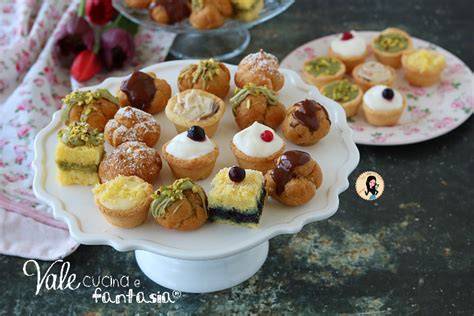 Varietà di pasticcini mignon disposti su un'alzata