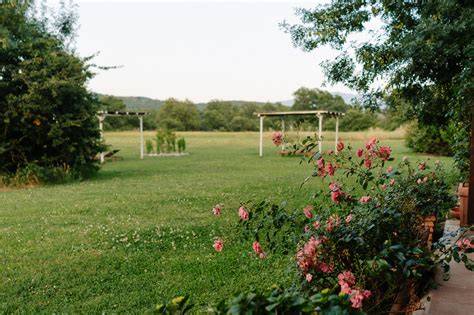 Esterno del Casale delle Rose con giardino