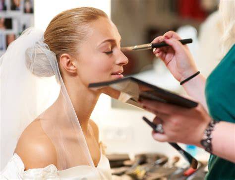 Make up artist professionista al lavoro su una sposa