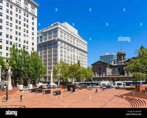 Pioneer Courthouse Square a Portland con l'insegna 