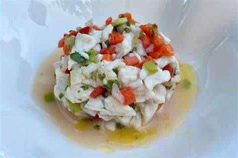 Piatto di ceviche di pesce scorpione con mango e dragoncello