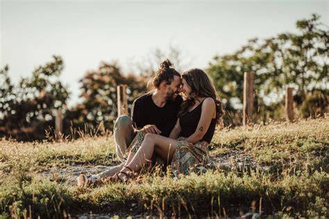 Coppia che sceglie musica per il matrimonio