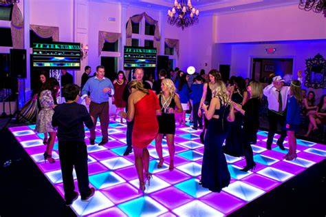 Pista da ballo piena di gente al matrimonio
