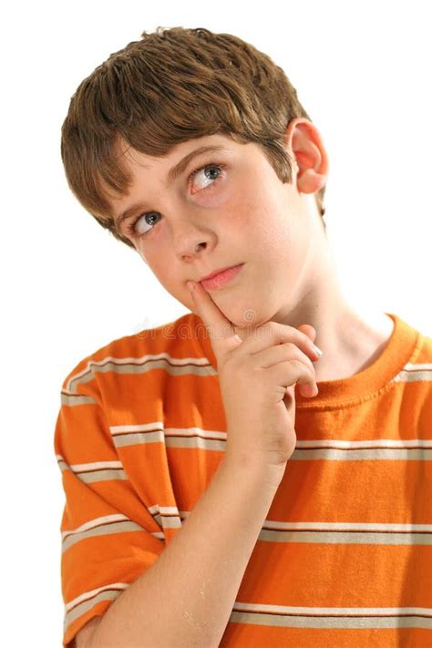 ragazzo da solo che pensa