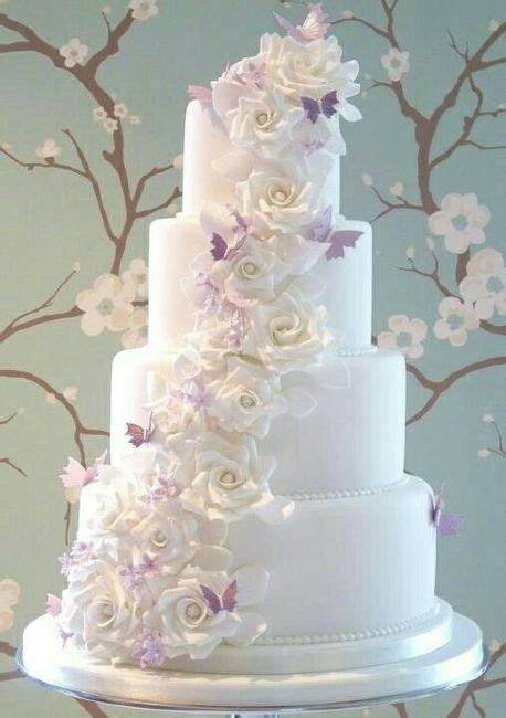 Organizzazione matrimonio con torte elaborate e fiori