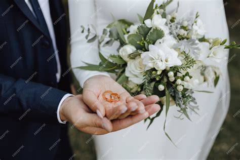 mani della sposa con bouquet