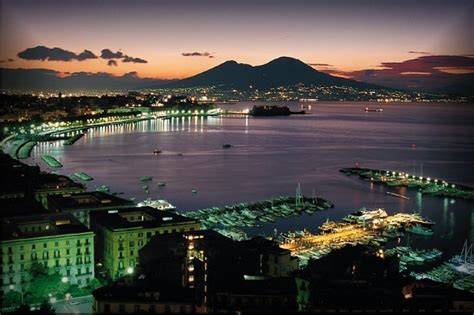 Panorama di Lettere con il Golfo di Napoli
