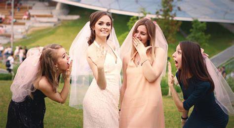 Futura sposa e amiche che giocano a un gioco di conoscenza