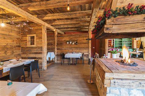 Interno di un ristorante rustico in stile russo