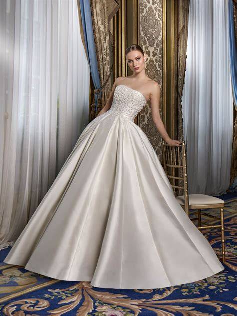 Dettaglio di un abito da sposa tradizionale russo con ricami e kokoshnik