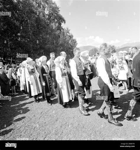 Illustrazione di una processione nuziale russa tradizionale