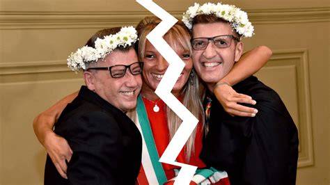 Coppia felice che celebra la propria unione civile