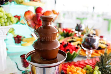 Fontana di cioccolato con frutta e dolci