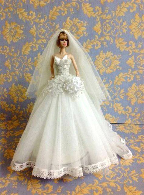 Barbie in abiti da sposa di diverse epoche