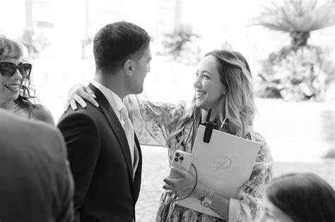 Coppia felice che parla con un wedding planner