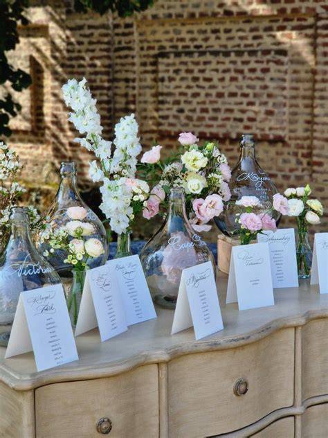 Dettagli di un matrimonio elegante: centrotavola, segnaposto, tableau mariage