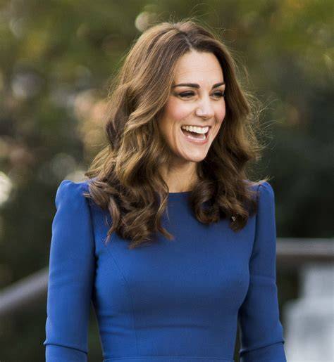 Kate Middleton con capelli sciolti e onde morbide per l'annuncio del fidanzamento