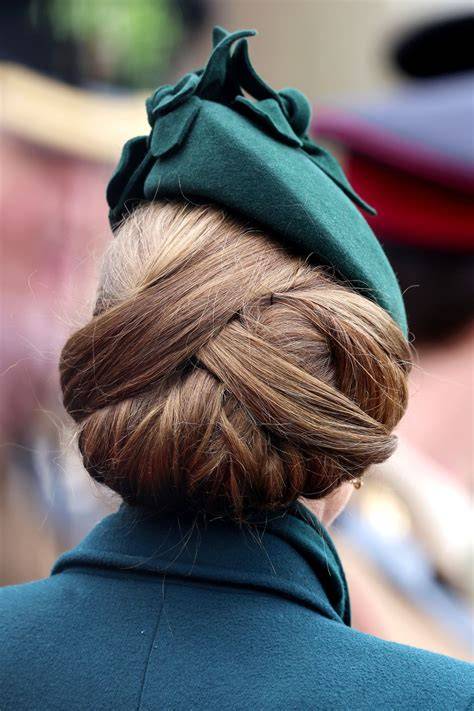 Dettaglio dello chignon a forma di triquetra di Kate Middleton