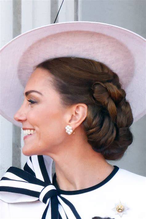 Varietà di acconciature raccolte di Kate Middleton